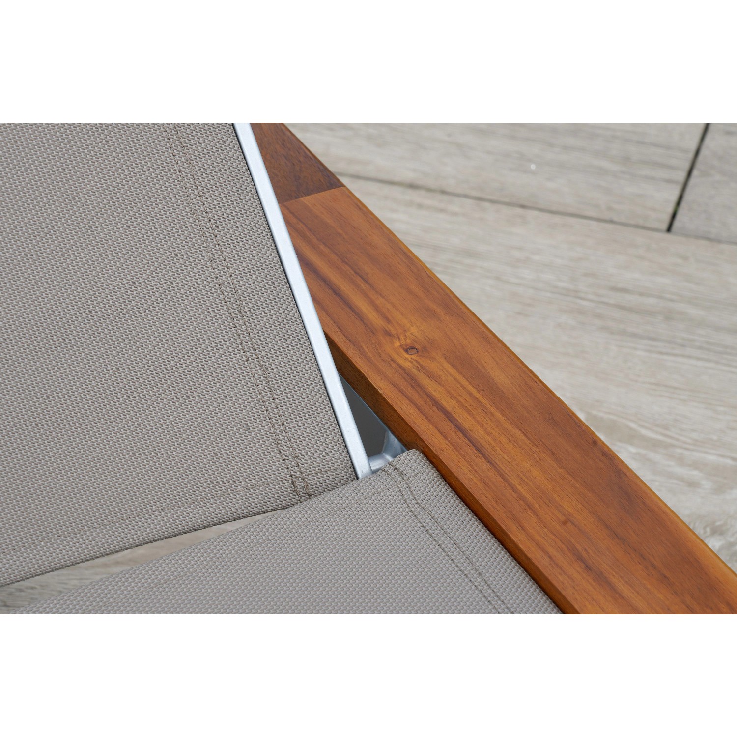 Detailaufnahme: Merxx Naxos Liege aus Lounge-Gartenmöbel Set mit Akazienholz Armlehne und Textilbespannung.