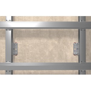 Montagebeispiel: Fischer DuoXpand Dübel mit Schraube und U-Scheibe an einer Metallkonstruktion.