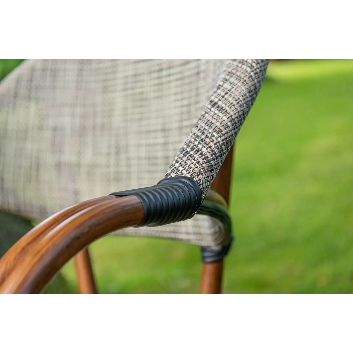 Detailaufnahme Sessel Maui aus dem Gartenmöbel-Set mit Bambus-Optik und Acatex-Gewebe.