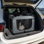 Graue Juskys Hundetransportbox Lassie XL im Kofferraum mit Hund. Faltbare Hundebox für Reisen und Zuhause.