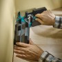 Wolfcraft Schmiege und Gehrungsschneidlade im Einsatz zum Messen eines Winkels.