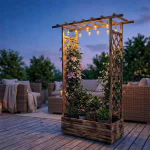 Geflammter Tannenholz Blumenkasten mit Rankgitter, Dach und Lichterkette, bepflanzt auf einer Terrasse.