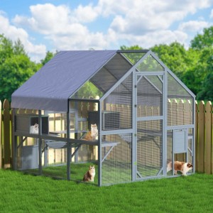 Geräumiges graues Katzenfreigehege aus Holz mit Drahtgitter, Stoffdach und mehreren Ebenen im Garten, mit Katzen.