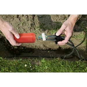 Dosenmuffen-Set IP68 im Einsatz: Kabel verbinden mit Muffe, Kabelbinder und Werkzeug im Erdreich.