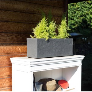 Anthrazitfarbener Ondis24 Balkonkasten Vulkan mit Pflanzen im Außenbereich.
