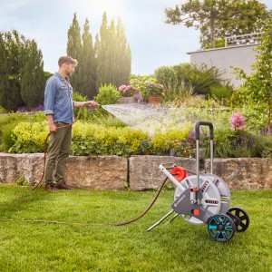 Gardena Schlauchwagen Aqua Roll M Set mit 30m Schlauch und Zubehör im Garten beim Bewässern.