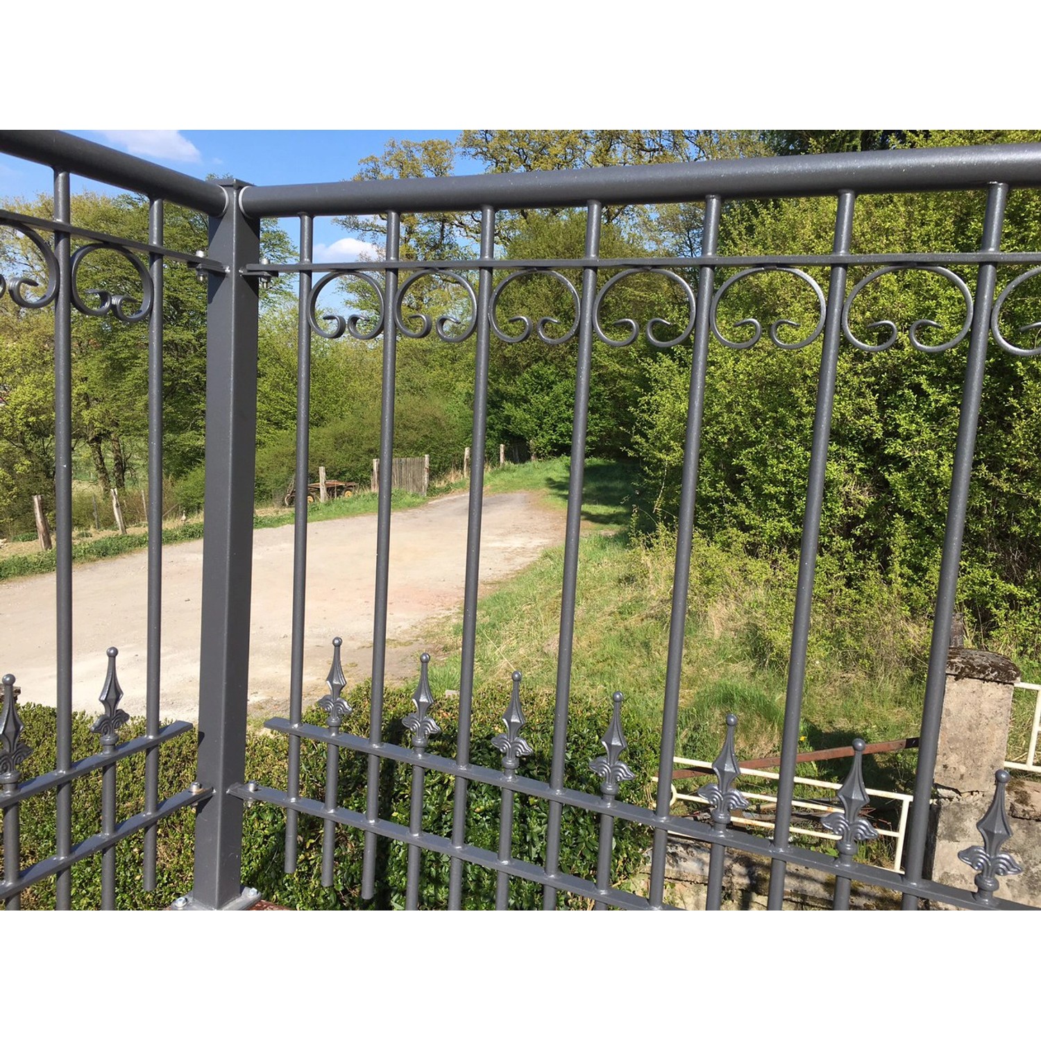 Detailansicht des unbeschichteten Eleo Geländer Lucca (96x90cm) mit Zierelementen und Kugellilien-Spitzen.