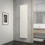 Schulter Design-Heizkörper New York, Pearl Weiß, mit Mittenanschluss im modernen Bad.