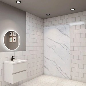 Badezimmer mit Duschparadies Duschrückwand in Weißem Marmormuster als Fliesenersatz.