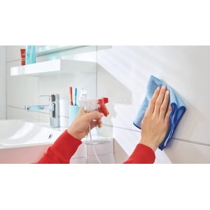 Anwendung: Tesa Powerstrips Haken Edelstahl Small im Bad anbringen. Klebehaken für glatte Flächen.