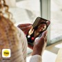 Person nutzt Yale Türklingel Smart-Camera per App auf dem Smartphone.