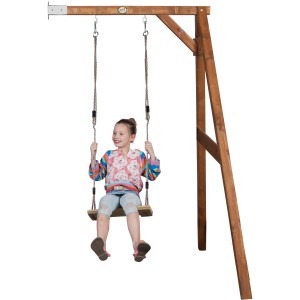 Braune Axi Anbauschaukel aus Holz mit schaukelndem Kind. Ideal für Garten & Spielplatz.