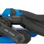 LUX Bandschleifer E-BAS-900: Blaue Schleifmaschine mit Staubfangsack für Holz- und Metallbearbeitung.