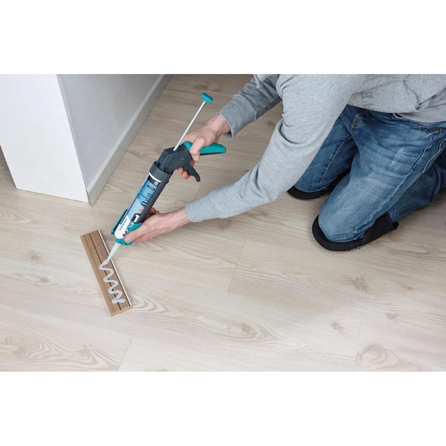 Anwendung der wolfcraft Kartuschenpresse MG 200 Ergo beim Verlegen einer Holzleiste.