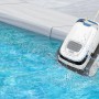 Weißer Pool Royal Akku-Poolroboter im Einsatz, reinigt Pool. Poolsauger für sauberes Wasser.