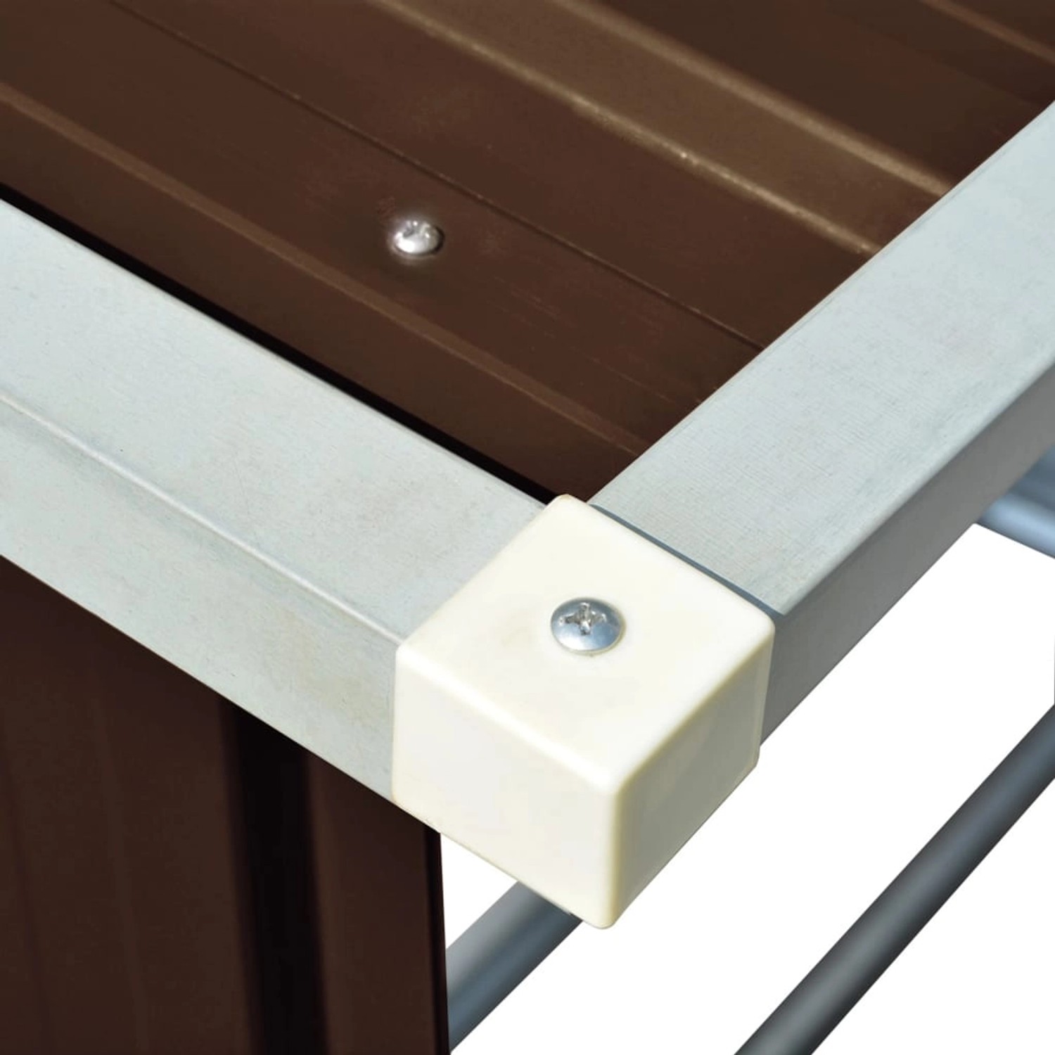 Detailaufnahme: Braunes VidaXL Brennholzlager aus verzinktem Stahl, Eckverbindung.