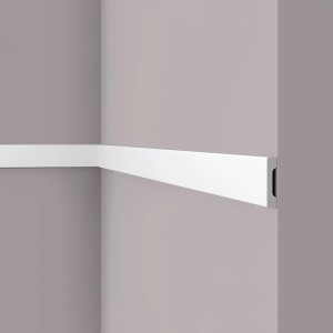 Weiße NOEL & MARQUET Wand- und Friesleiste WD4 WALLSTYL (200 cm) an einer Wand.
