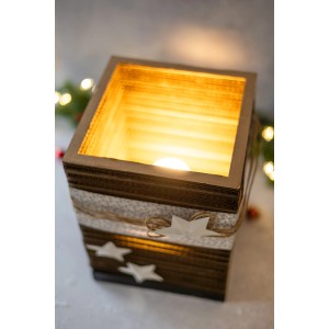 Dekorative DIY-Laterne mit warmem Licht und Sternen, ideal für stimmungsvolle Beleuchtung.