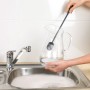 Anthrazitfarbene Wenko Silikon Flaschenbürste (38 cm) reinigt eine Glaskaraffe in der Spüle.