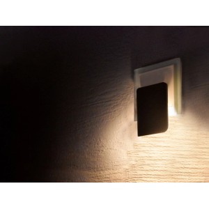 Eckiges LED-Nachtlicht mit Dämmerungssensor, 0,28 W, warmweißes Licht.