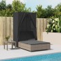 Graue Doppel-Sonnenliege mit Dach und Vorhängen aus Polyrattan für den Garten.