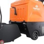 Orange-schwarze DeTec. DAEWOO Aufsitz Kehrmaschine mit Bürsten und großem Behälter für effiziente Bodenreinigung.