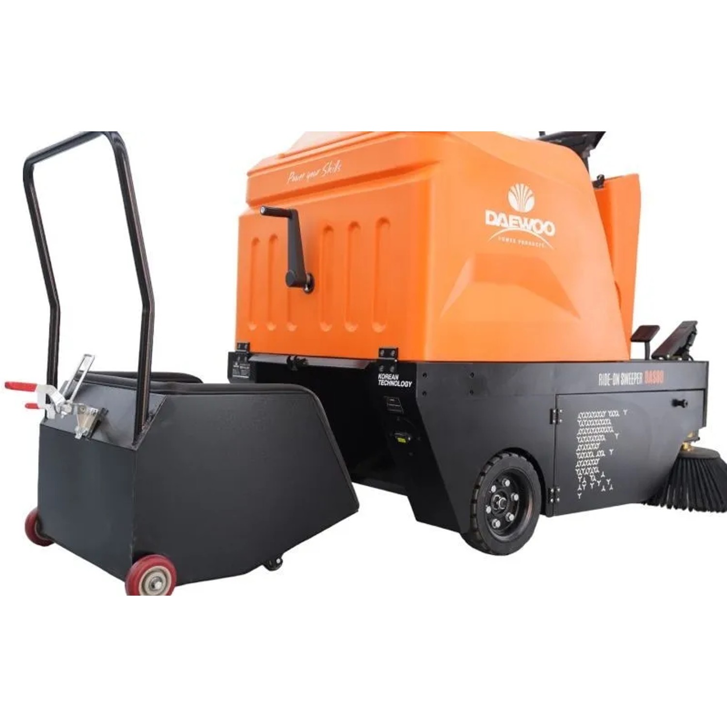 Orange-schwarze DeTec. DAEWOO Aufsitz Kehrmaschine mit Bürsten und großem Behälter für effiziente Bodenreinigung.