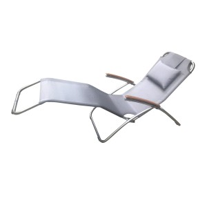 Leco Edelstahl-Kippliege Elegance mit Eukalyptusholz-Armlehnen und grauem Textilbezug.