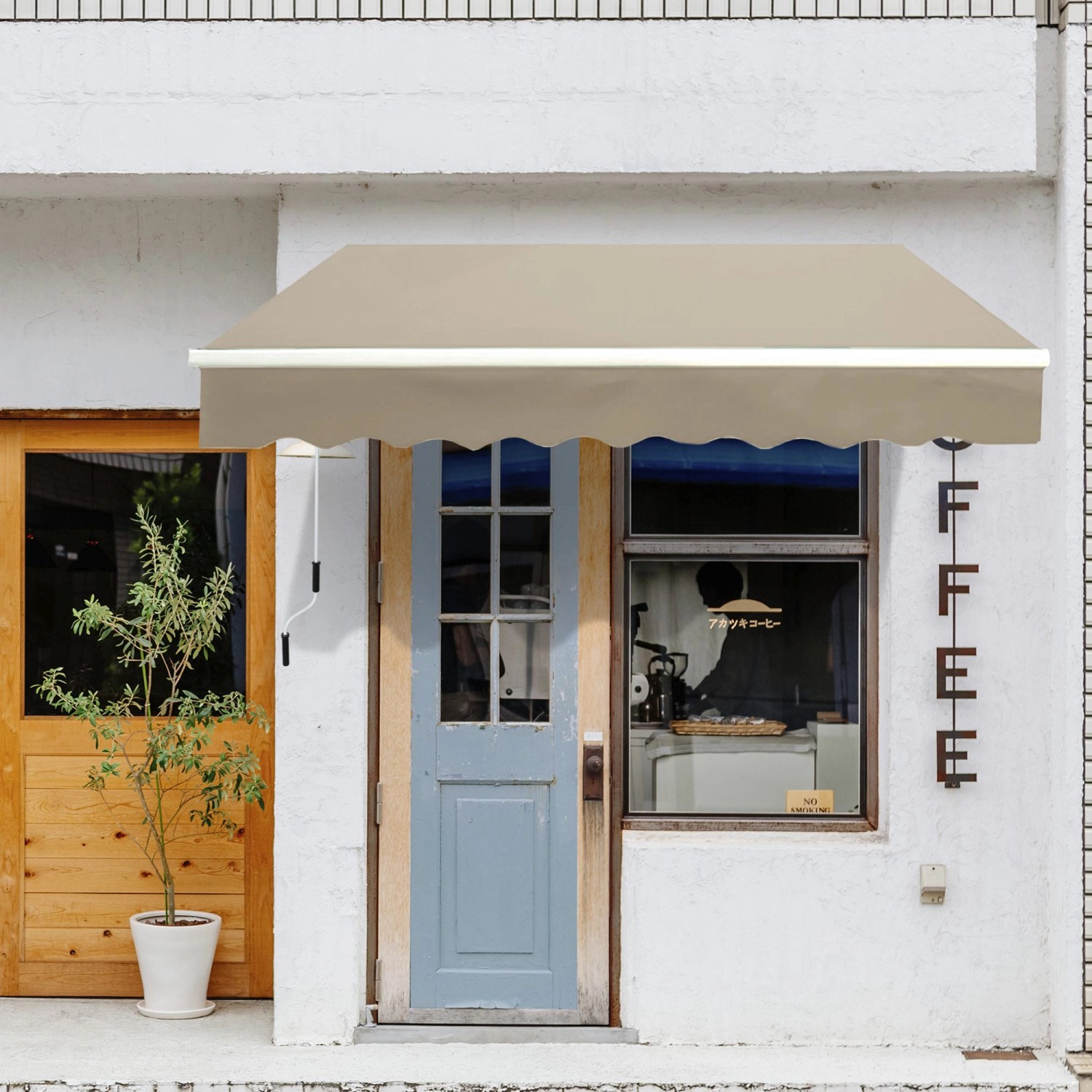 Beige Outsunny Gelenkarmmarkise aus Polyester und Aluminium, 395x300 cm, montiert über einem Hauseingang.