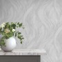 Helle, graue Erismann Vliestapete Opus Piano mit modernem Wellenmuster.