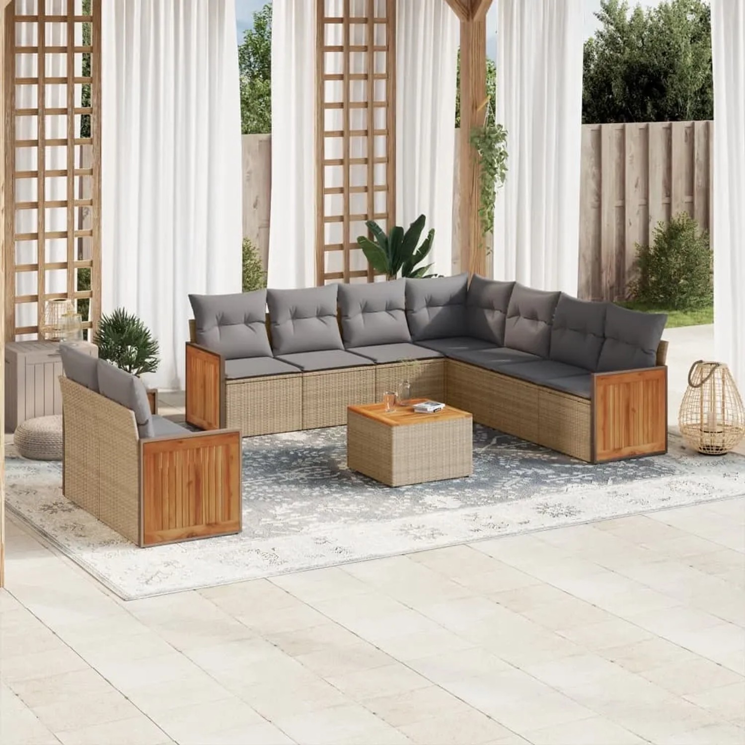 Beige 10-tlg. Garten-Sofagarnitur aus Rattan mit grauen Kissen und Akazientisch für Terrasse und Garten.