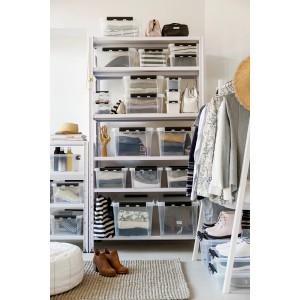 Regal mit transparenten SmartStore Aufbewahrungsboxen Classic 20 l mit Deckel.