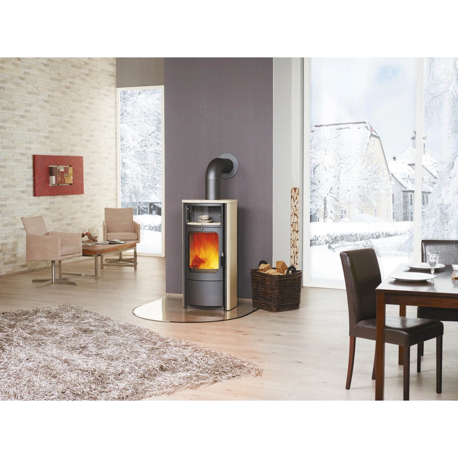 Hark Dauerbrand Kaminofen Opera-B Creme, 7 kW, mit Warmhaltefach in Wohnraum-Szene.