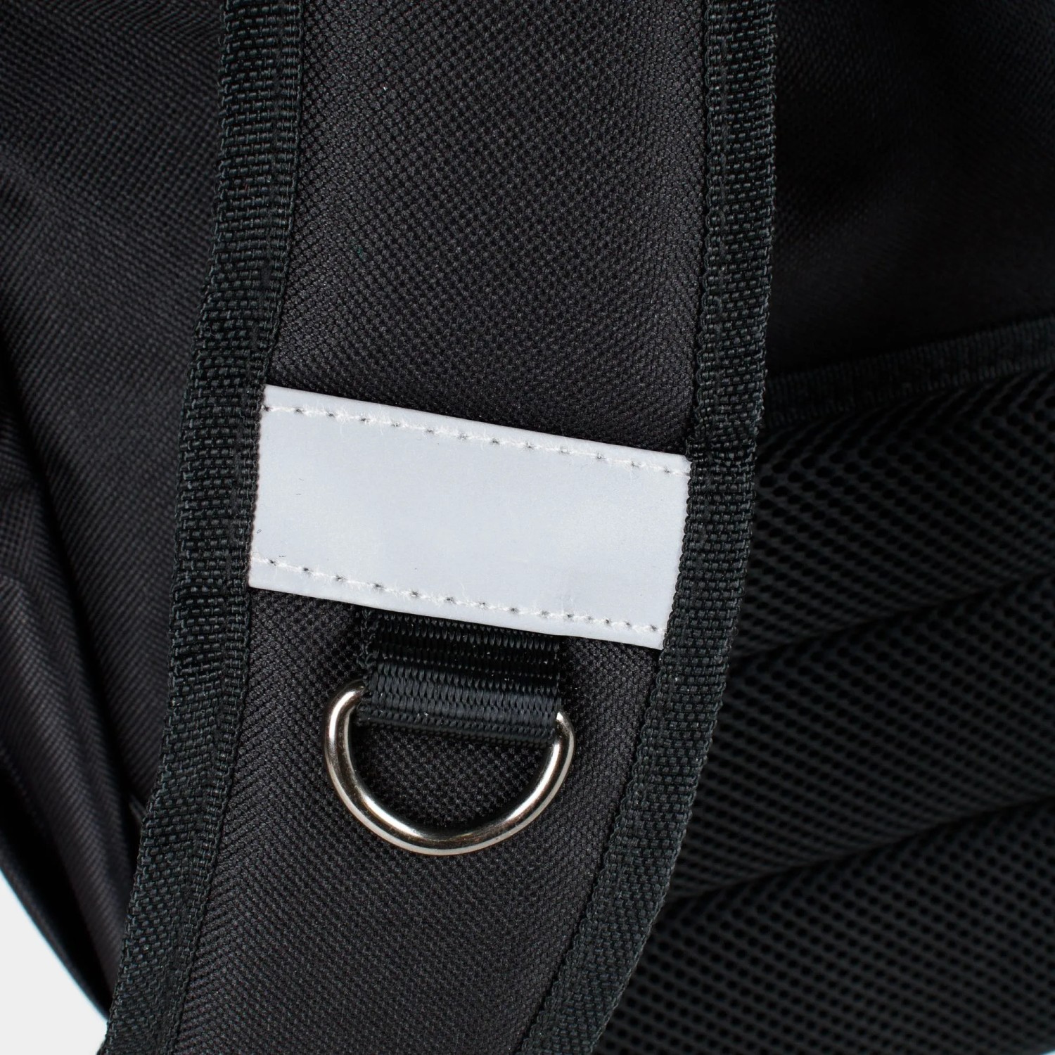 Detailaufnahme: Gepolsterter Schultergurt mit Reflektor und D-Ring am Mephisto Werkzeugrucksack.