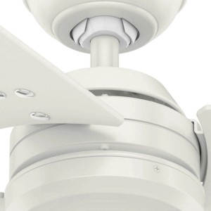 Detailaufnahme des weißen HUNTER FANS Deckenventilators Protos 132 cm.