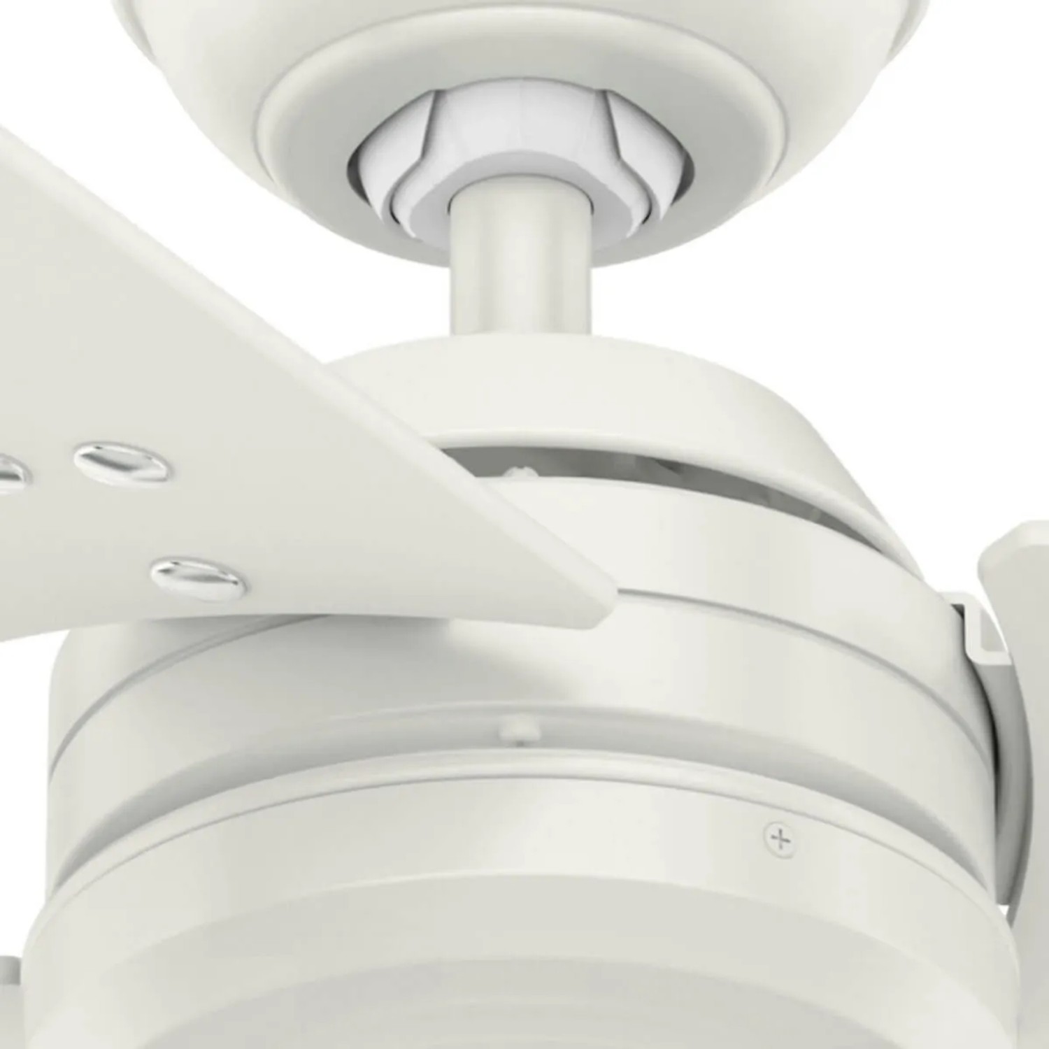 Detailaufnahme des weißen HUNTER FANS Deckenventilators Protos 132 cm.