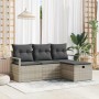 Hellgraues 4-teiliges Garten-Sofa-Set aus Poly Rattan mit grauen Kissen.