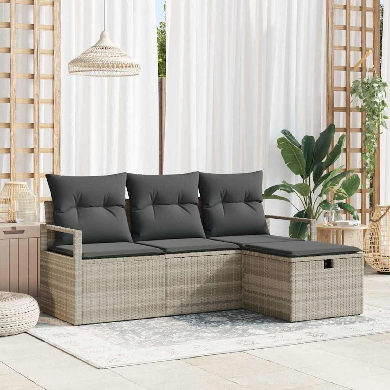 Hellgraues 4-teiliges Garten-Sofa-Set aus Poly Rattan mit grauen Kissen.