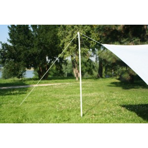 Floracord Metallstange 270 cm für Sonnensegel, weiße Stange mit Seilen auf Rasen.