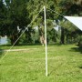 Floracord Metallstange 270 cm für Sonnensegel, weiße Stange mit Seilen auf Rasen.