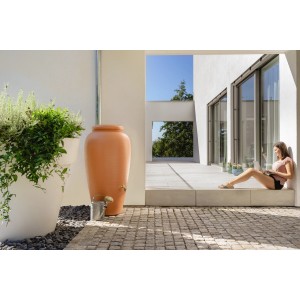 Garantia Regenwassertank Amphore 240 l in Terrakotta mit Zapfhahn und Gießkanne im Garten.