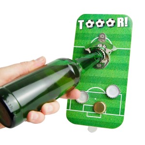 Tifler Magnetischer Flaschenöffner Fußballtor mit Kronkorkenfänger in Aktion.