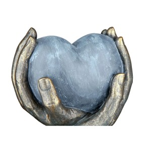 Dekorative Skulptur Herz in Händen, bronzefarben und grau. Ideal als Geschenk oder Deko-Figur für Zuhause.