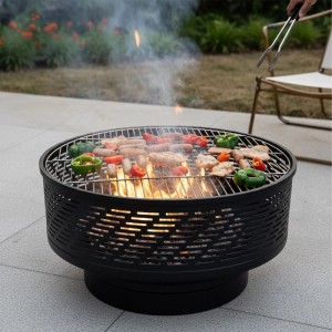 Schwarze Stahl-Feuerschale mit Grillrost, auf der Würstchen und Gemüse über offenem Feuer garen. Für gemütliche Garten-Grills.