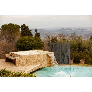 Eleo Sichtschutz Adda aus Metall in Anthrazit neben Pool mit Wasserfall im Garten.