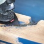 Bosch Expert Schleifplatte MAVZ116 RT2 beim Abschleifen von Holz.