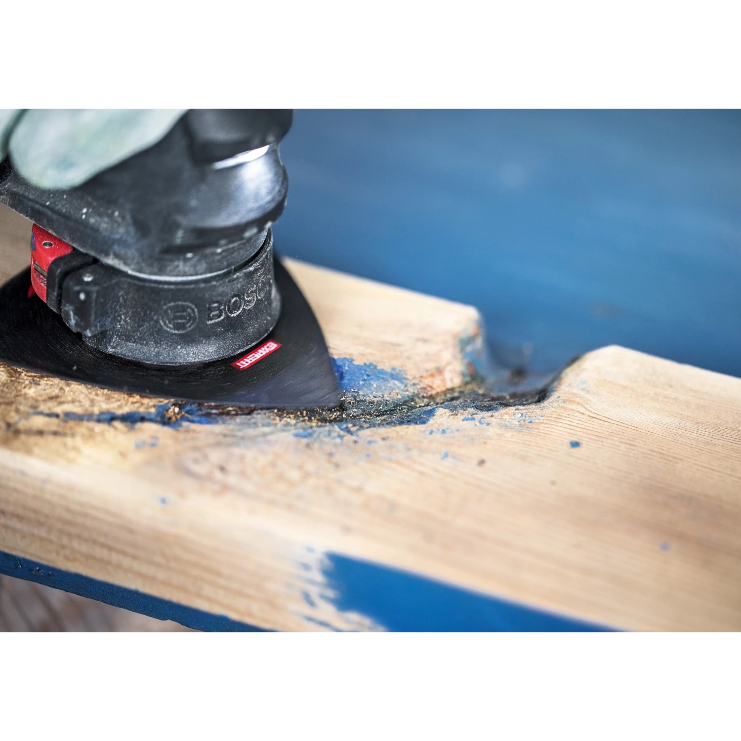 Bosch Expert Schleifplatte MAVZ116 RT2 beim Abschleifen von Holz.