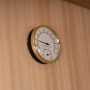 Thermo-Hygrometer mit Goldrand an Tannenholz-Sauna SKYLINE Wand.
