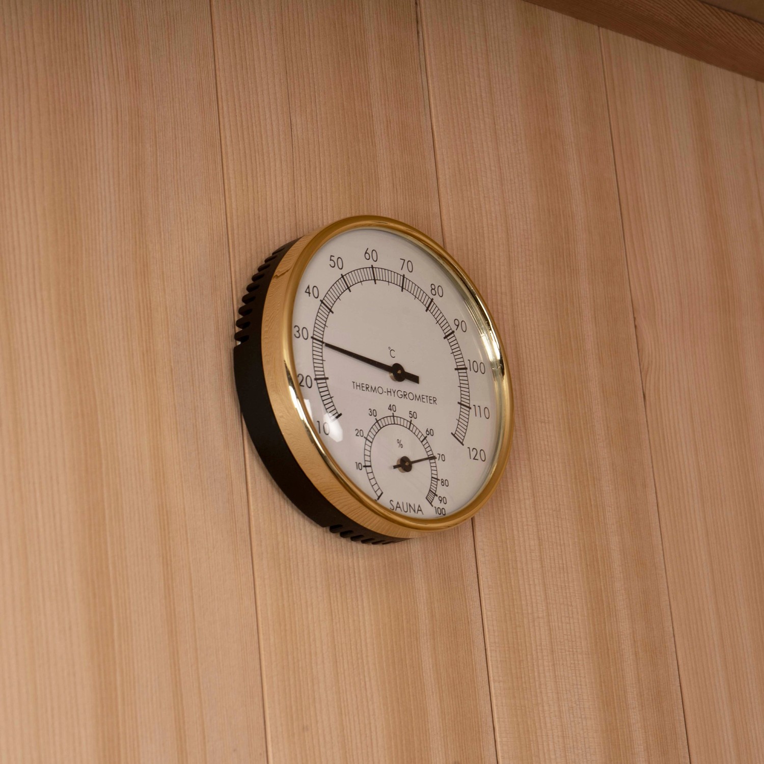 Thermo-Hygrometer mit Goldrand an Tannenholz-Sauna SKYLINE Wand.