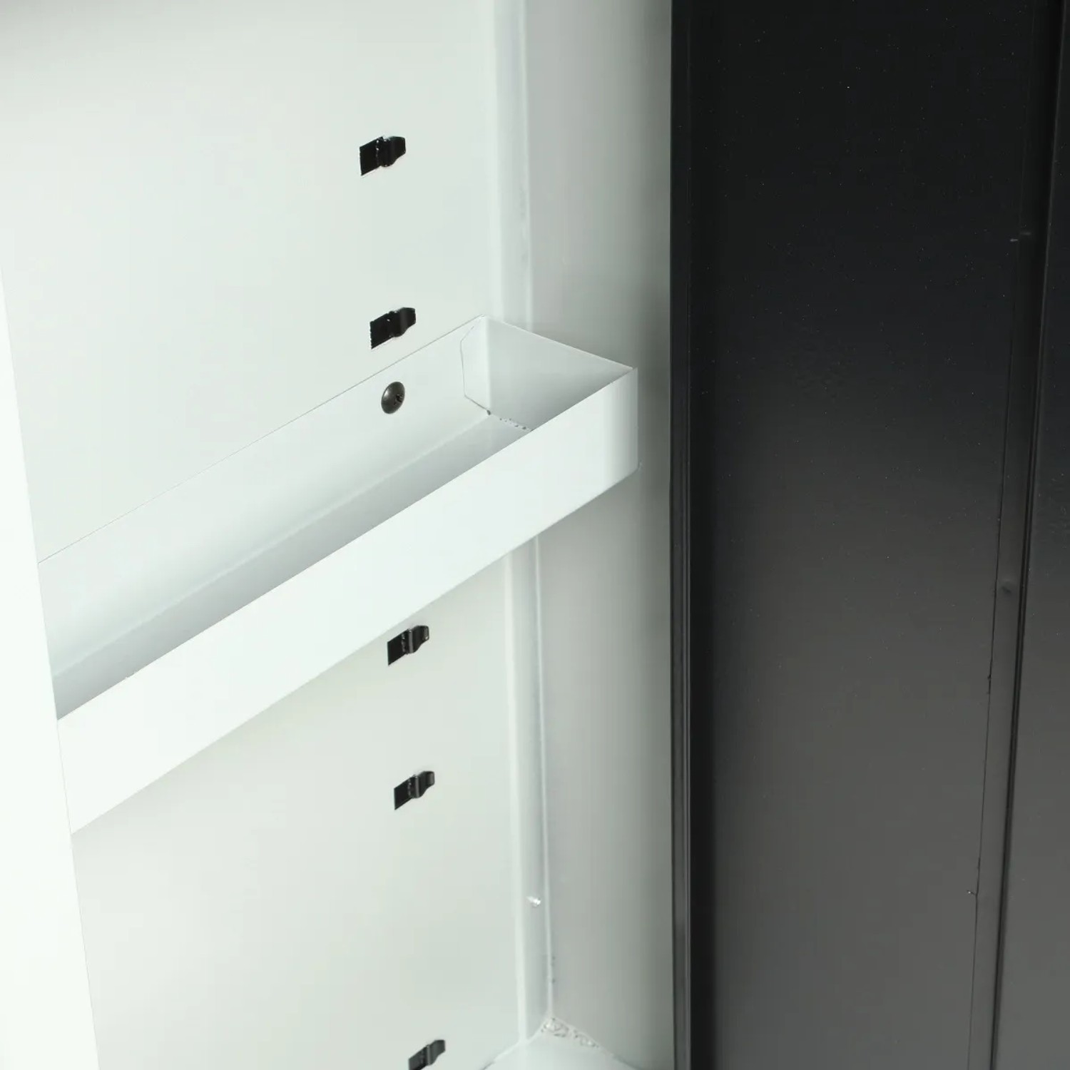 Detailaufnahme: Seitenfach mit Ablage im Mephisto Werkzeugwagen.